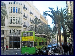 Carrer de les Barques 14 - green tour bus